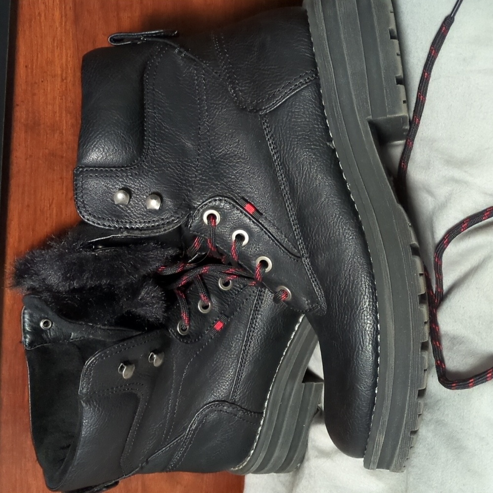 Black Emmshu boots